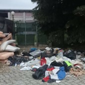A Moncalieri via Moncenisio trasformata in una discarica a cielo aperto