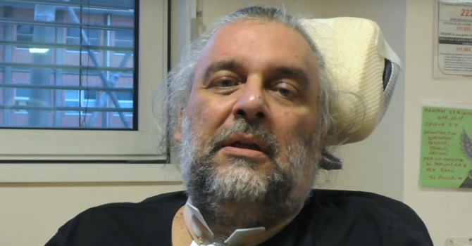 Don Riccardo Robella in un fotogramma del video pubblicato su Youtube nel canale Trinitube