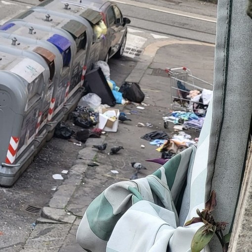 Barriera, residenti in protesta: “Il marciapiede trasformato in deposito abusivo”
