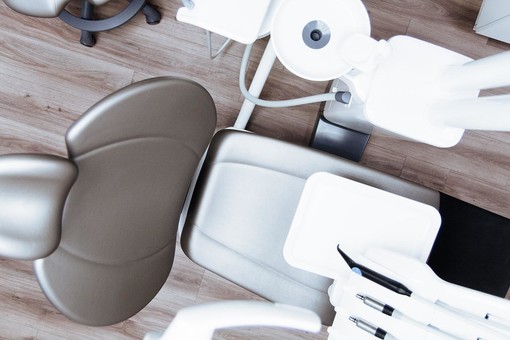 Ortodonzia: perché sottoporsi a cure per raddrizzare i denti da adulti?