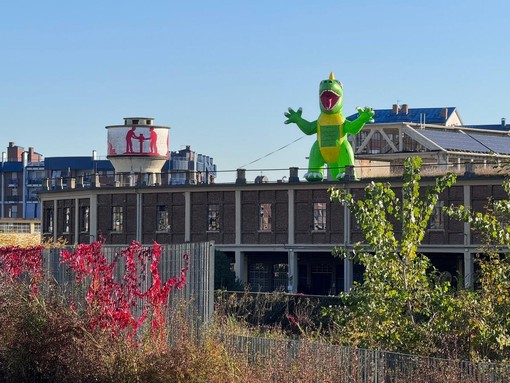 Dinosauro sui tetti dei Dock's Dora