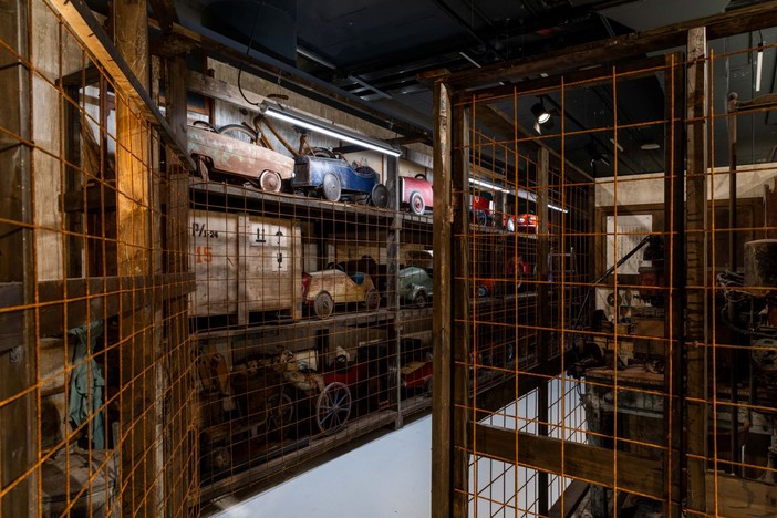 Al Mauto, la mostra per riscoprire il piacere di giocare con le auto di Robert Kuśmirowski