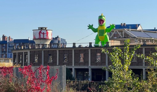 Dinosauro sui tetti dei Dock's Dora Dinosauro sui tetti dei Dock's Dora