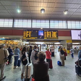 Disagi per i passeggeri a Torino Porta: "Il Regionale è pieno, non si può comprare il biglietto"