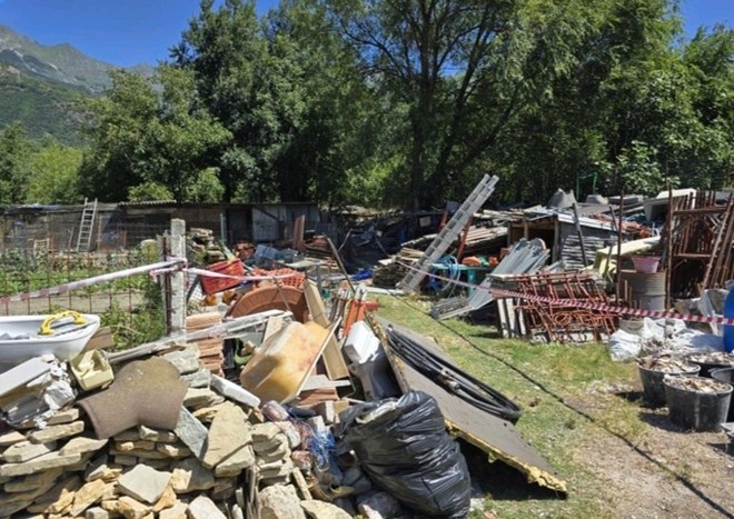 Materiale edile, pezzi di plastica e tavole in legno: sequestrata discarica abusiva a Chianocco