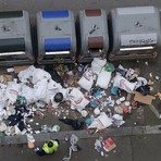 Cassonetti rovistati e marciapiedi discarica: “In Barriera una vergogna”