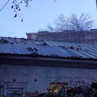 Furti di rame al centro d’incontro: “Sicurezza assente, il tetto cade a pezzi”