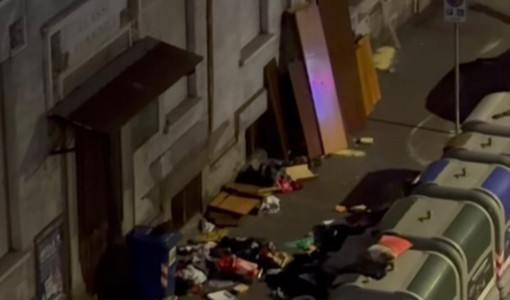 In Barriera marciapiede diventa discarica, i residenti: "Spaccio davanti alla scuola"
