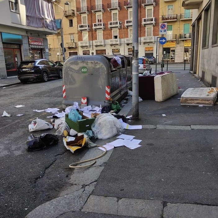 Allarme discarica in via Rivarossa, all’angolo con corso Giulio Cesare