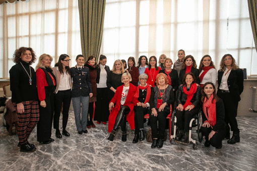 A Palazzo Lascaris staffetta al femminile sulla panchina rossa simbolo contro la violenza sulle donne