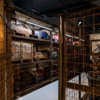 Al Mauto, la mostra per riscoprire il piacere di giocare con le auto di Robert Kuśmirowski