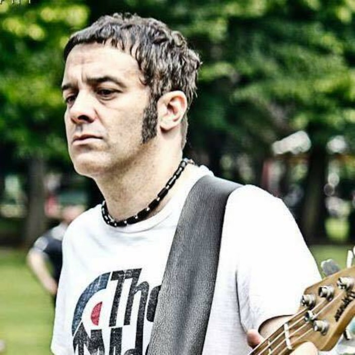 Davide Salvatore, deejay del Blahblah e bassista (foto dal suo profilo Facebook)