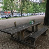 bottiglie vuote e spazzatura sul tavolo di un giardino