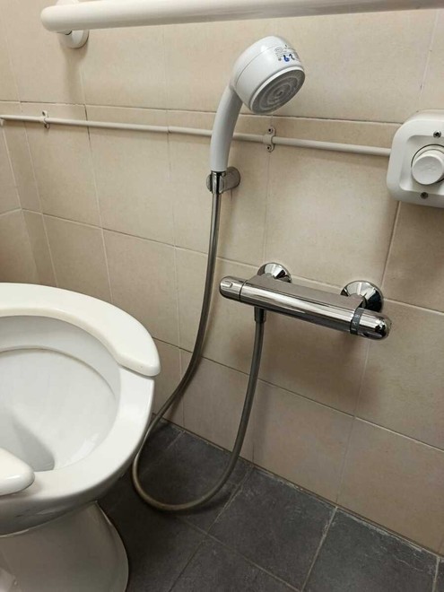 Molinette, cambia il doccino nel bagno disabili. "Rischi per chi ha lesioni al midollo"