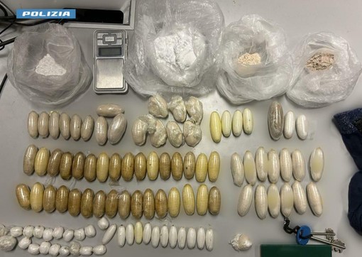 La droga sequestrata dalla Polizia a Barriera di Milano La droga sequestrata dalla Polizia a Barriera di Milano