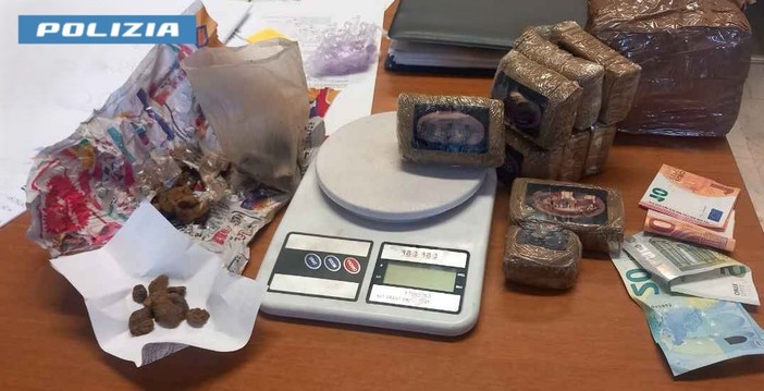Aurora, 28enne arrestato per detenzione di droga ai fini di spaccio: sequestrati quasi 900 grammi di hashish