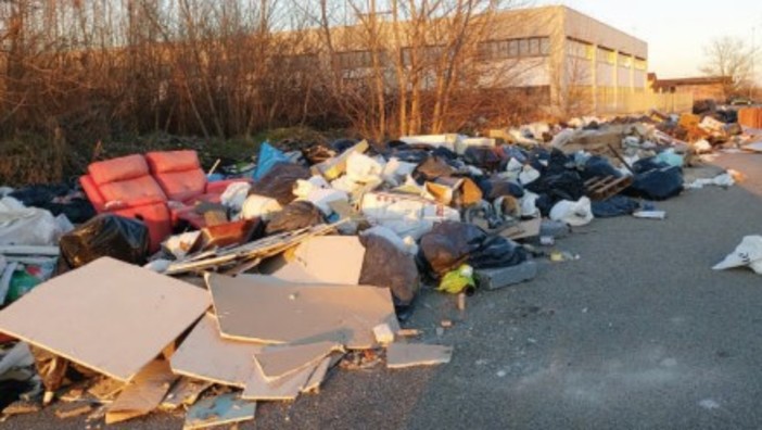 Moncalieri, 'furbetti dei rifiuti' di nuovo in azione: discarica a cielo aperto in zona Carpice