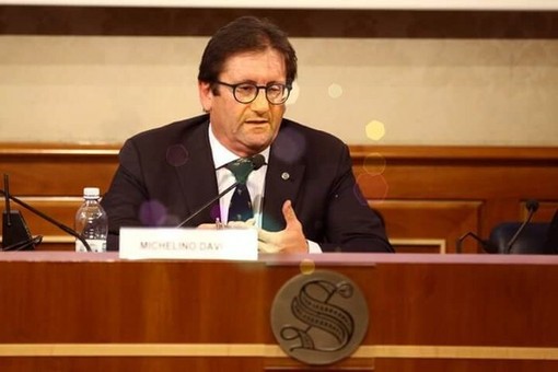 Il nome di Michelino Davico entra nel caso Ranucci: l'ex senatore piemontese al centro del sondaggio sul futuro politico del conduttore di Report Il nome di Michelino Davico entra nel caso Ranucci: l'ex senatore piemontese al centro del sondaggio sul futuro politico del conduttore di Report