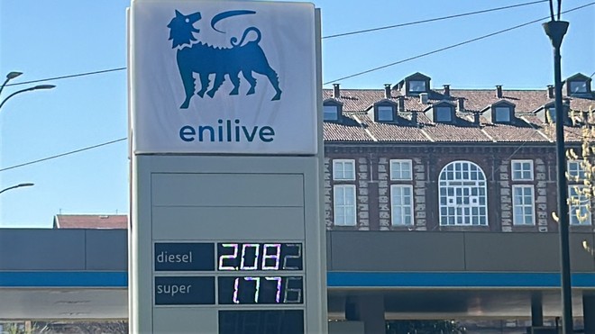 Benzina, giù le accise. Ma anche a Torino serve ancora un po' di pazienza