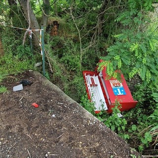 Villaretto, rubano distributore automatico e lo gettano nella bealera
