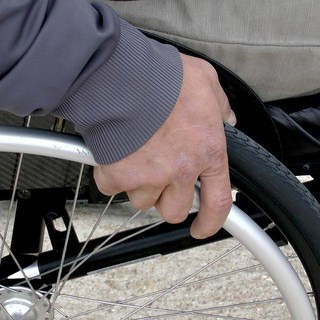 Familiari non autosufficienti: quando valutare l’opzione RSA