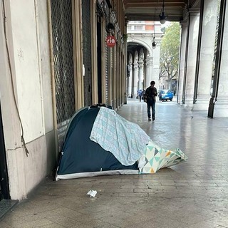 Una tenda in via Sacchi Una tenda in via Sacchi