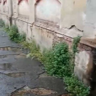 Muri rovinati, infiltrazioni e marciapiedi dissestati: allarme degrado all'ex Opificio Militare