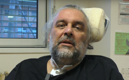 Don Riccardo Robella in un fotogramma del video pubblicato su Youtube nel canale Trinitube