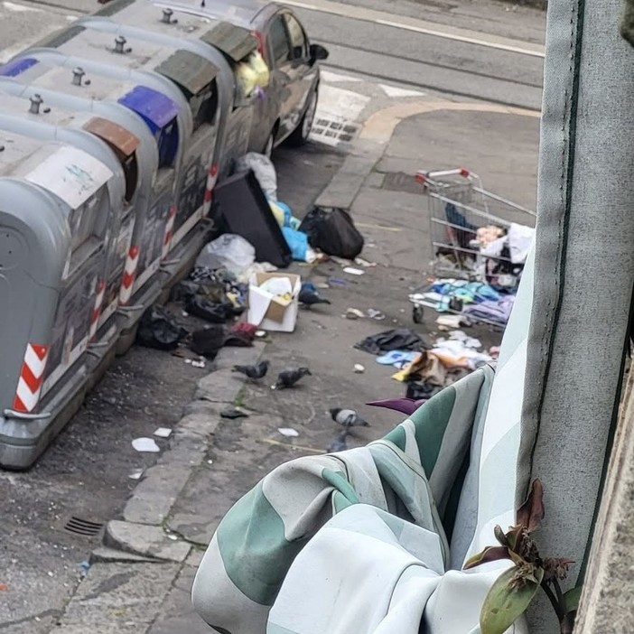 Barriera, residenti in protesta: “Il marciapiede trasformato in deposito abusivo”