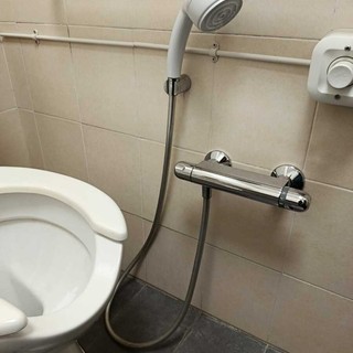 Molinette, cambia il doccino nel bagno disabili. "Rischi per chi ha lesioni al midollo"