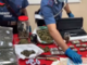carabinieri con droga e denaro sul tavolo posti sotto sequestro