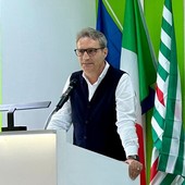 Persona in piedi che parla dal palco