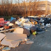 Moncalieri, 'furbetti dei rifiuti' di nuovo in azione: discarica a cielo aperto in zona Carpice