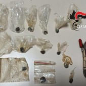 droga sequestrata su un tavolo
