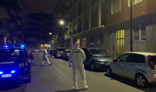 Dramma a Mirafiori, un giovane uccide i genitori con dei coltelli da cucina: lo trovano che vaga sporco di sangue [FOTO e VIDEO]
