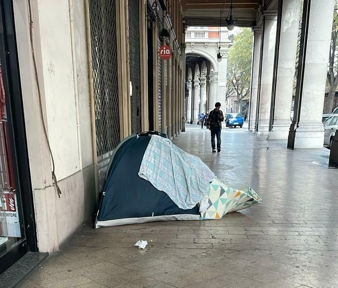 Una tenda in via Sacchi