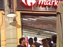 Un'immagine dei disordini di ieri sera Un'immagine dei disordini di ieri sera