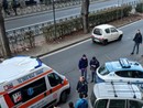 auto della polizia e ambulanza in strada auto della polizia e ambulanza in strada