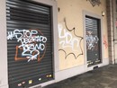Foto di archivio di degrado e graffiti sulle saracinesche di via Sacchi