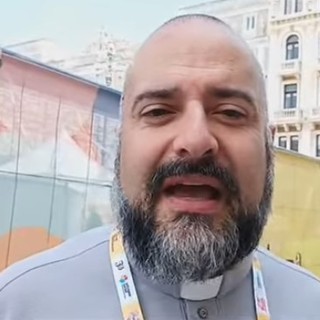 Una immagine di archivio di don Marco Ghiazza
