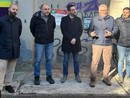 Persone di fronte a un muro alle case popolari Persone di fronte a un muro alle case popolari