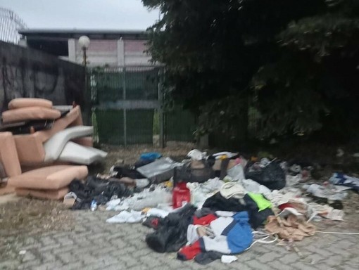 A Moncalieri via Moncenisio trasformata in una discarica a cielo aperto A Moncalieri via Moncenisio trasformata in una discarica a cielo aperto