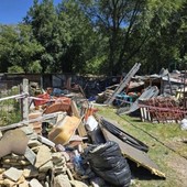 Materiale edile, pezzi di plastica e tavole in legno: sequestrata discarica abusiva a Chianocco