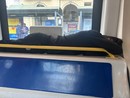Un uomo dorme sul 4, sdraiato