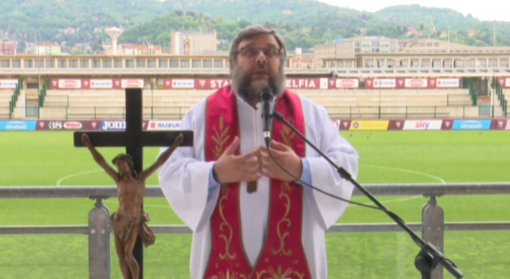 Una foto d'archivio di don Riccardo Robella