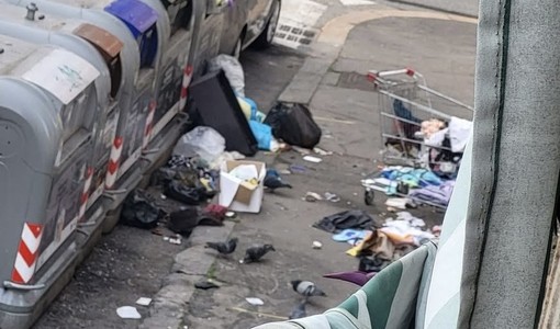 Barriera, residenti in protesta: “Il marciapiede trasformato in deposito abusivo”
