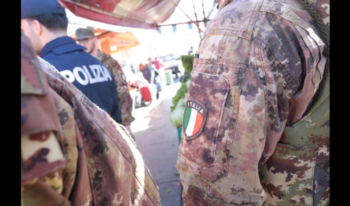 Scippo in centro a Torino, tenente dell'Esercito insegue e atterra il ladro Scippo in centro a Torino, tenente dell'Esercito insegue e atterra il ladro