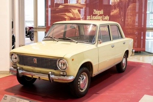 "Mettere i sovietici al volante": al Centro Storico Fiat una mostra sullo stabilimento AutoVAZ