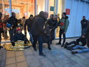 Occupazione ambientalista al grattacielo di Intesa. Per la procura “Non ci fu violenza” Occupazione ambientalista al grattacielo di Intesa. Per la procura “Non ci fu violenza”