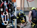 I pompieri si calano in un pozzo fino a 28 metri di profondità: ma si tratta di un addestramento